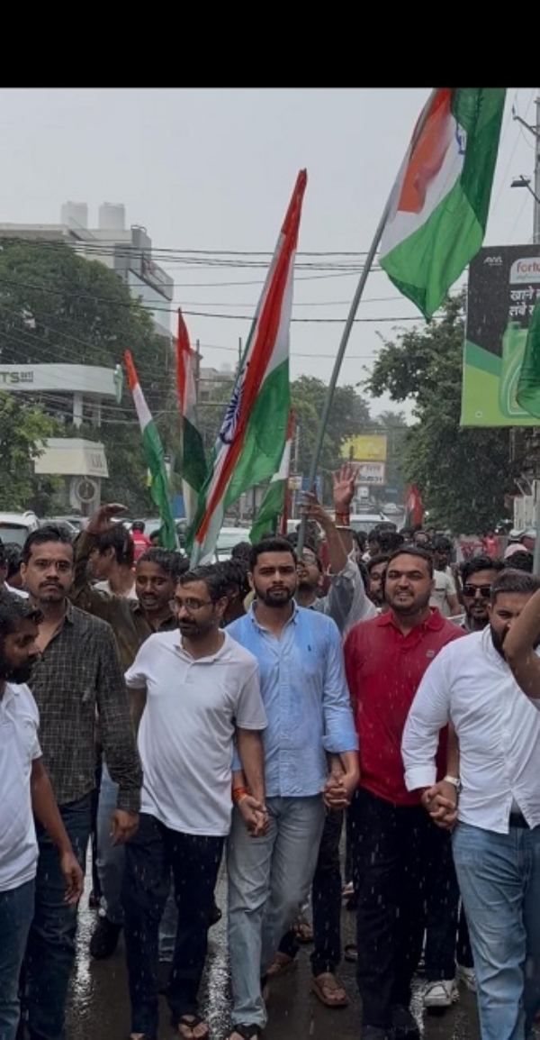 نوجوانوں پر پولیس کارروائی کے خلاف بھوپال میں نکلا ترنگا مارچ نوجوانوں پر پولیس کارروائی کے خلاف بھوپال میں نکلا ترنگا مارچ