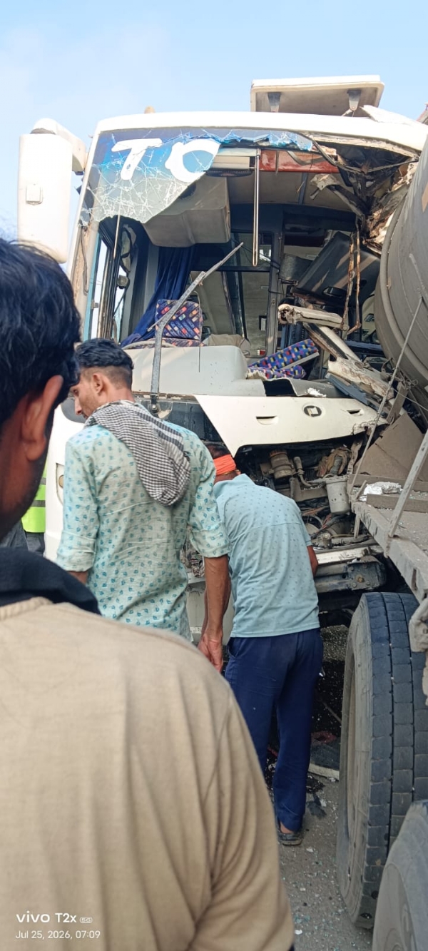 بہار کے روہتاس ضلع میںکنٹینر سے ٹکرائی بس، 10 زخمی بہار کے روہتاس ضلع میںکنٹینر سے ٹکرائی بس، 10 زخمی