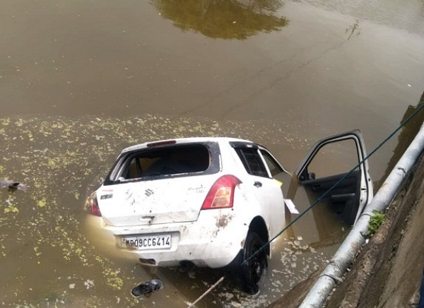 راج گڑھ ضلع میں کار ڈیم میں گری راج گڑھ ضلع میں کار ڈیم میں گری