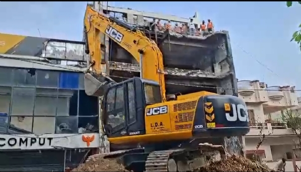 علی گنج آتشزدگی کا سانحہ: ایل ڈی اے نے بلڈوزر سے عمارت کو منہدم کر دیا علی گنج آتشزدگی کا سانحہ: ایل ڈی اے نے بلڈوزر سے عمارت کو منہدم کر دیا
