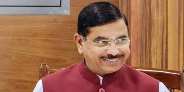 دھرمیندر پردھان کا استعفیٰ منظور، پرہلاد جوشی کو وزارتِ تعلیم کی اضافی ذمہ داری
