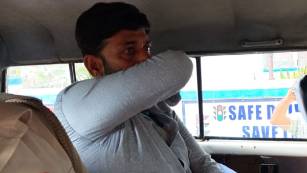 ڈیڑھ ماہ سے مفرور ترنمول کانگریس لیڈر گرفتار، سرکاری امدادی سامان کے غلط استعمال اور جبراً وصولی کا الزام ڈیڑھ ماہ سے مفرور ترنمول کانگریس لیڈر گرفتار، سرکاری امدادی سامان کے غلط استعمال اور جبراً وصولی کا الزام