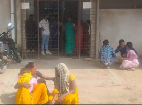 रोते बिलखते परिजन रोते बिलखते परिजन