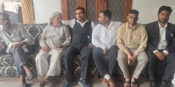 اے پی سی آر کے وفد کی جنید کے گھر آمد، اہل خانہ سے ملاقات، ہرممکن قانونی تعاون کا یقین دلایا