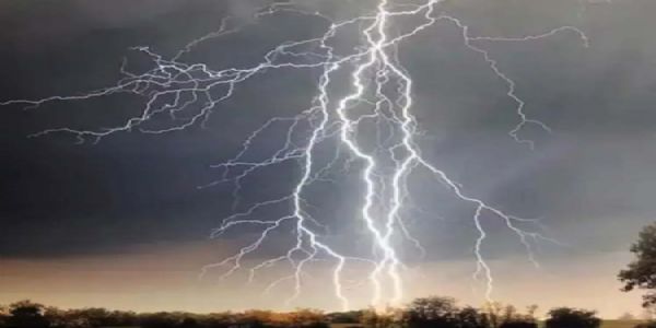 آسمانی بجلی گرنے سے تین افراد جاں بحق، سات سالہ بچی کی موت