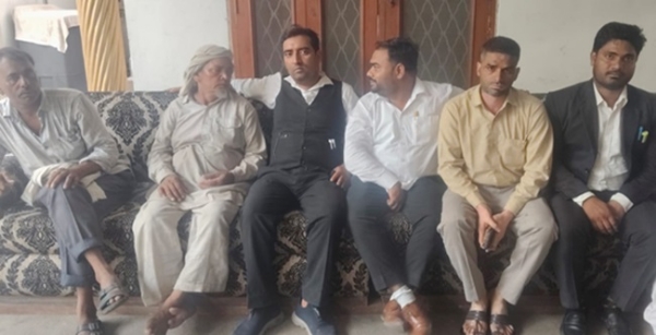 اے پی سی آر کے وفد کی جنید کے گھر آمد، اہل خانہ سے ملاقات، ہر ممکن قانونی تعاون کا یقین دلایا اے پی سی آر کے وفد کی جنید کے گھر آمد، اہل خانہ سے ملاقات، ہر ممکن قانونی تعاون کا یقین دلایا