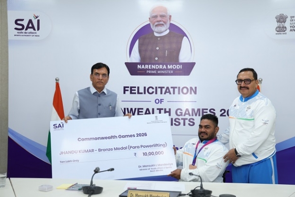 Sports-CWG-Mandaviya-felicitates-JhanduKumar
