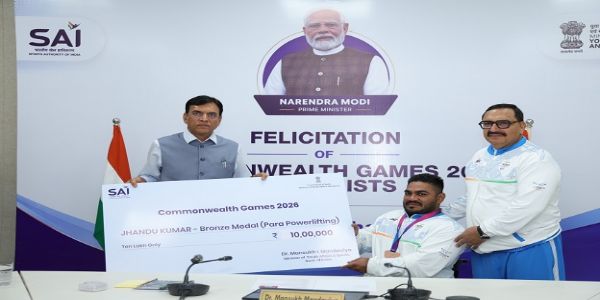 وزیر کھیل مانڈویا نے تمغہ جیتنے والے جھنڈو کمار کو اعزاز سے نوازا، 10 لاکھ روپے کی انعامی رقم پیش کی