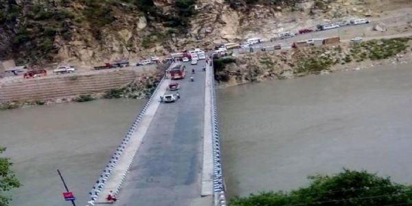 ڈوڈہ کے قدیم پُل پر دراڑیں پڑنے سے گاڑیوں کی آمدورفت معطل