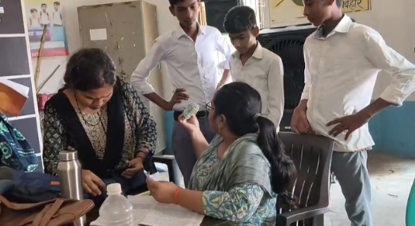 شناختی کارڈ کے نام پر اسکولی بچوں سے غیر قانونی وصول کرنے کی ویڈیو وائرل، کارروائی کا مطالبہ