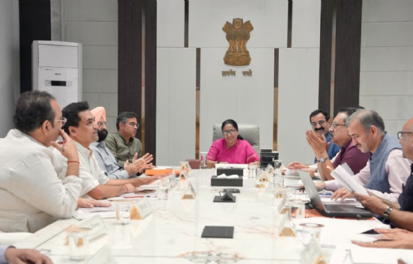 दिल्ली की मुख्यमंत्री रेखा गुप्ता  मंगलवरा को  कैबिनेट बैठक के अध्यक्षता करते हुए