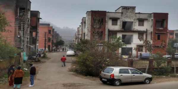 جموں کے جگتی کالونی میں کشمیری پنڈتوں کے رہائشی کوارٹر خستہ حالی کے شکار