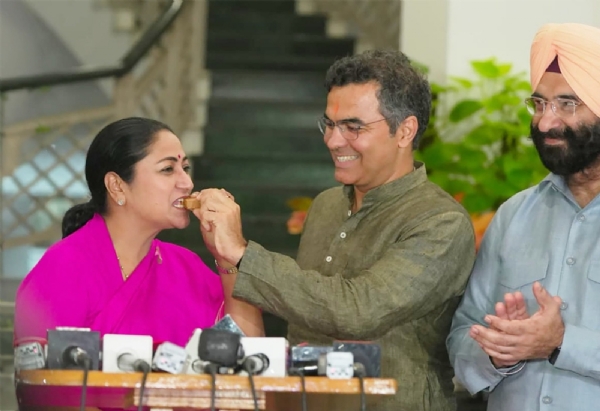 दिल्ली की मुख्यमंत्री रेखा गुप्ता दिल्ली सचिवालय में मंगलवार को पत्रकारों को संबोधित करते हुए।