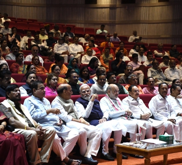 پارلیمنٹ احاطے میں این ڈی اے کی’منگل ملن‘ میٹنگ شروع، وزیر اعظم مودی کی بھی شرکت