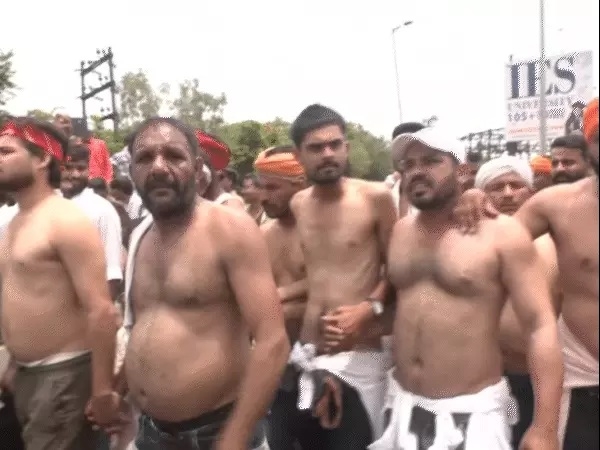 بھوپال میں کسان تحریک شدت اختیار کر گئی، چار حفاظتی حصار توڑ کر وزیر اعلیٰ کی رہائش گاہ کی طرف بڑھے کسان، پولیس سے ہاتھا پائی بھوپال میں کسان تحریک شدت اختیار کر گئی، چار حفاظتی حصار توڑ کر وزیر اعلیٰ کی رہائش گاہ کی طرف بڑھے کسان، پولیس سے ہاتھا پائی