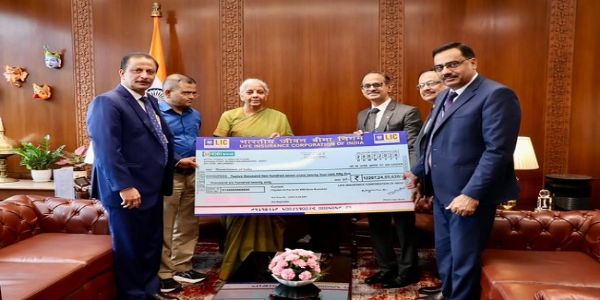 ایل آئی سی نے وزیرِ خزانہ کو 12,207 کروڑ روپے کے منافع کا چیک پیش کیا