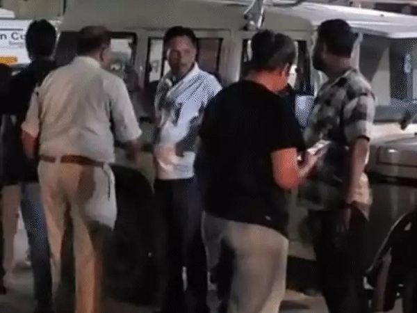 ریوا میں کانگریس کے قبائلی رہنما کا سر عام قتل، تین بدمعاشوں نے چاقو سے حملہ کر کے قتل کر دیا ریوا میں کانگریس کے قبائلی رہنما کا سر عام قتل، تین بدمعاشوں نے چاقو سے حملہ کر کے قتل کر دیا