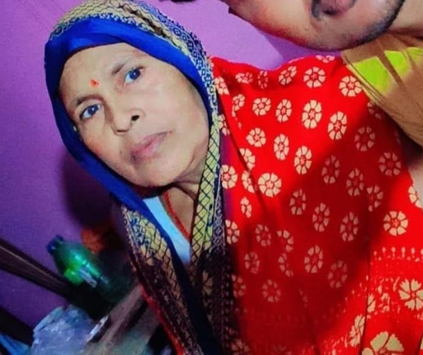 فرخ آباد میں بیٹے نے پتھر مار کر ماں کو قتل کر دیا، بھائی بہن زخمی فرخ آباد میں بیٹے نے پتھر مار کر ماں کو قتل کر دیا، بھائی بہن زخمی