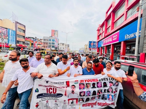 ’چھاتروں کی گونج‘ مہم کے تحت کانگریس نے نکالی شردھانجلی یاترا ’چھاتروں کی گونج‘ مہم کے تحت کانگریس نے نکالی شردھانجلی یاترا