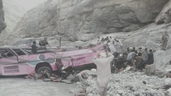 پاکستان میں بس کھائی میں گری،کم ازکم 40 مسافروں کی موت پاکستان میں بس کھائی میں گری،کم ازکم 40 مسافروں کی موت