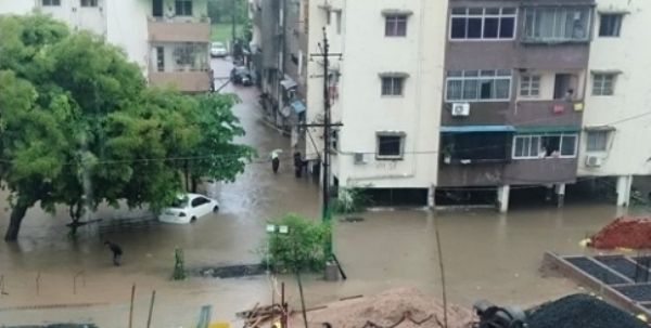 گجرات میں طوفانی بارش سے معمولات زندگی درہم برہم، کئی مقامات پر سیلاب جیسی صورتحال