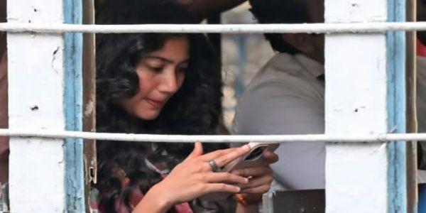 کولکاتا کی سڑکوں پر منی رتنم کی فلم کی شوٹنگ، ٹرام میں نظر آئیں سائی پلوی