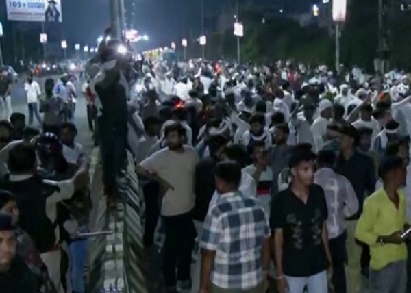 احتجاج کرنے والے کسان احتجاج کرنے والے کسان