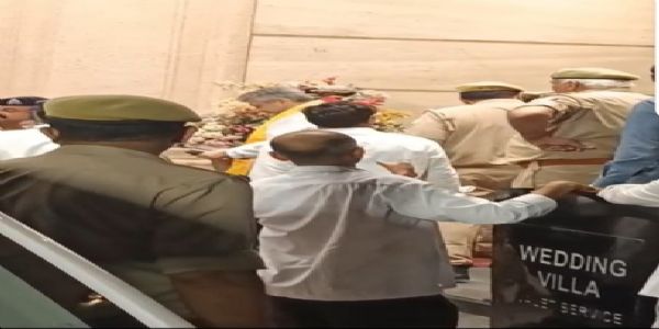 ویوپاری کلیان دیوس کے پروگرام میں بینکوئٹ ہال کی لفٹ اچانک ہوئی خراب، کئی بڑے تاجر اور بی جے پی رہنما پھنسے، مقدمہ درج