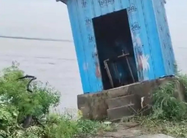 کشن پور کے پچگچھیا میں سرکاری واٹر ٹاور  ندی  میں ڈوب گیا، 15 مکانات کٹاؤ سے متاثر