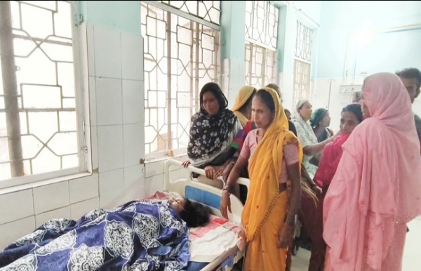 کرنٹ کی زد میں آئے بیٹے کو بچانے گئے والدین کی موت ، اسپتال میں لاپروائی کو لیکر ہنگامہ کرنٹ کی زد میں آئے بیٹے کو بچانے گئے والدین کی موت ، اسپتال میں لاپروائی کو لیکر ہنگامہ
