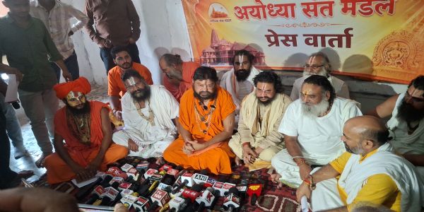 ایودھیا کے سنتوں نے چمپت رائے کا کیا دفاع ،ان کا استعفیٰ قبول نہ کرنے کی اپیل