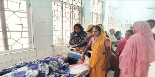کرنٹ کی زد میں آئے بیٹے کو بچانے گئے والدین کی موت ، اسپتال میں لاپروائی پر ہنگامہ
