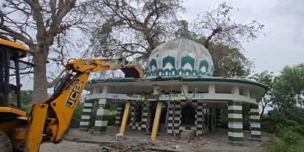 ادھم سنگھ نگر میں اتراکھنڈ حکومت نے مزار کوبلڈوزر سے گراد یا