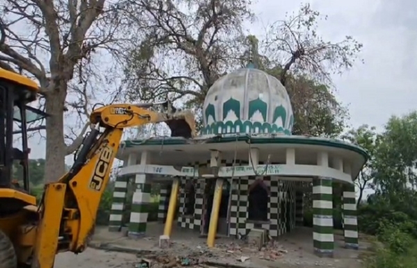 ادھم سنگھ نگر میں اتراکھنڈ حکومت نے مزار کوبلڈوزر سے گراد یا ادھم سنگھ نگر میں اتراکھنڈ حکومت نے مزار کوبلڈوزر سے گراد یا
