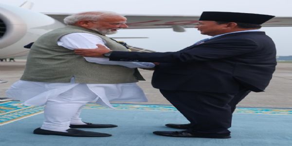 وزیر اعظم مودی انڈونیشیا پہنچے، ہوائی اڈے پر انڈونیشیائی صدر نے ان کا استقبال کیا