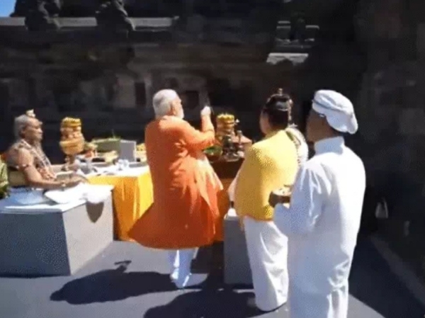 इंडोनेशिया में बुधवार को भारतीय प्रधानमंत्री नरेन्द्र मोदी प्रम्बानन मंदिर में पूजा-अर्चना करते। फोटो - इंटरनेट मीडिया