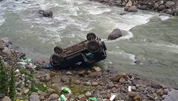 منالی میں منالسو نالے میںگری کار، دو نوجوان ہلاک، تین زخمی منالی میں منالسو نالے میںگری کار، دو نوجوان ہلاک، تین زخمی