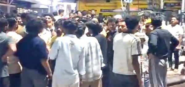 विवाद के दौरान लोगों की भीड़ विवाद के दौरान लोगों की भीड़