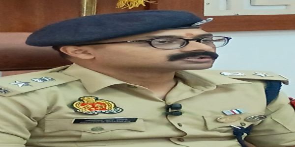 دیوریا: قانون و انتظام کو مزید مستحکم بنانے کےلئے پولیس محکمہ میں بڑا ردوبدل، کئی اہلکار پولیس لائن حاضر
