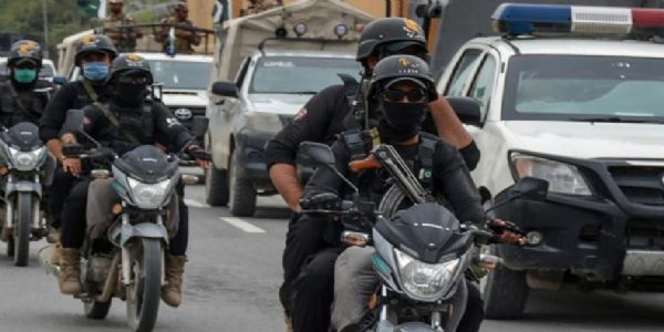 پاکستان کے بلوچستان کے پنجگور ضلع میں باغیوں کے خلاف فوجی آپریشن شروع، کئی مقامات پر دھماکے، کوئٹہ میں پولیس اہلکاروں کے ہتھیار لوٹ لیے گئے