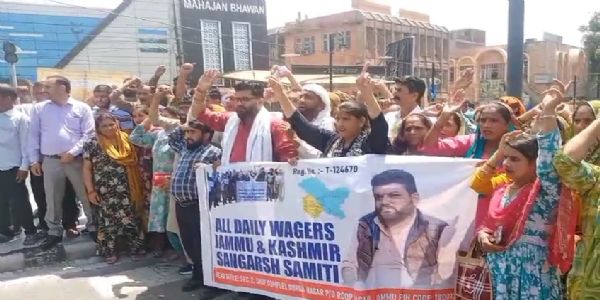 جموں سول سیکریٹریٹ کے باہر یومیہ مزدوروں کا حکومت کے خلاف احتجاج