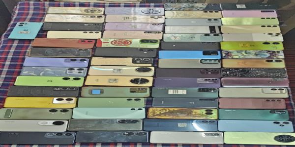ریلوے پولیس نے چوری شدہ موبائل فون ریکیٹ کا پردہ فاش کیا، 59 اسمارٹ فون برآمد؛ دو گرفتار
