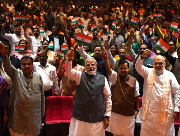 این ڈی اے کی میٹنگ میں ترنگا لہراتے ہوئے وزیراعظم مودی اور بی جے پی صدر نتن نوین این ڈی اے کی میٹنگ میں ترنگا لہراتے ہوئے وزیراعظم مودی اور بی جے پی صدر نتن نوین