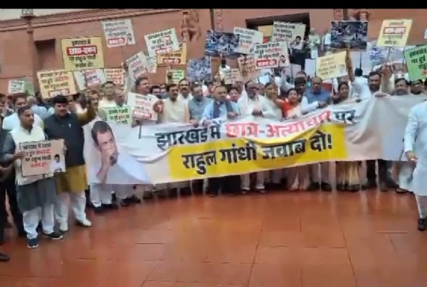 جھارکھنڈ میں طلبہ پر لاٹھی چارج اور پارلیمنٹ میں جاری تعطل کے خلاف این ڈی اے ارکان پارلیمنٹ کا احتجاج