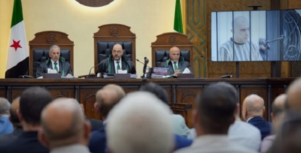 عدالت میں شام کے سابق صدر بشار الاسد اور سابق افسران کو موت کی سزا سناتے جج