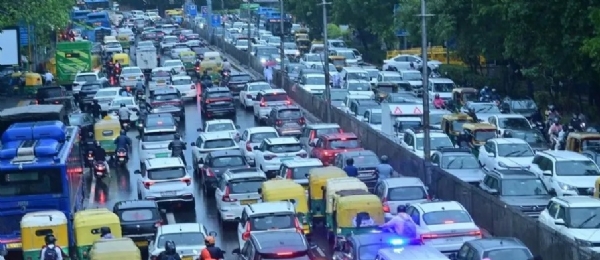 دہلی میں بارش سے موسم خوشگوار، لیکن شہریوں کو مشکلات کا بھی سامنا دہلی میں بارش سے موسم خوشگوار، لیکن شہریوں کو مشکلات کا بھی سامنا