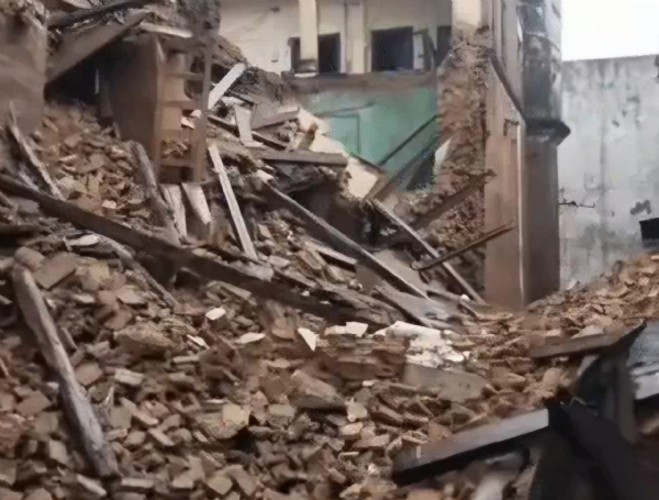 یمنانگر: 250 سال پرانے راجا جی محل کی دیوار گر ی، بزرگ جوڑا ملبے میں پھنسا یمنانگر: 250 سال پرانے راجا جی محل کی دیوار گر ی، بزرگ جوڑا ملبے میں پھنسا