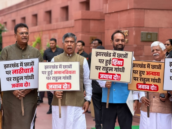 طلباءتحریک کی گونج دہلی تک پہنچی، بی جے پی ارکان پارلیمنٹ نے پارلیمنٹ احاطے میں احتجاج کیا طلباءتحریک کی گونج دہلی تک پہنچی، بی جے پی ارکان پارلیمنٹ نے پارلیمنٹ احاطے میں احتجاج کیا