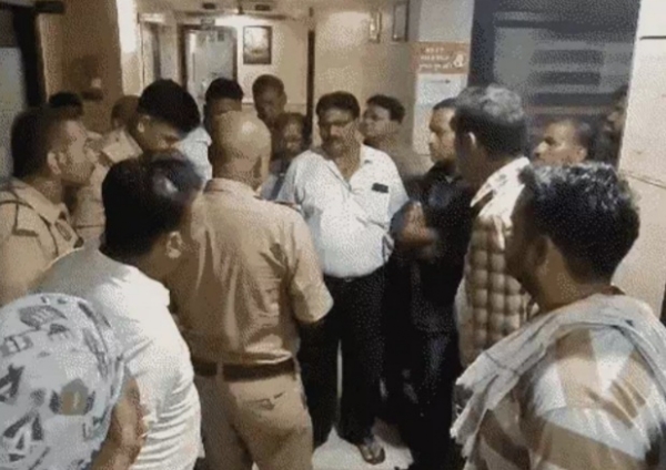 جھانسی: ٹریڈ ایسوسی ایشن کے صدر کے بھتیجے کو گولی ماری ، حالت نازک جھانسی: ٹریڈ ایسوسی ایشن کے صدر کے بھتیجے کو گولی ماری ، حالت نازک