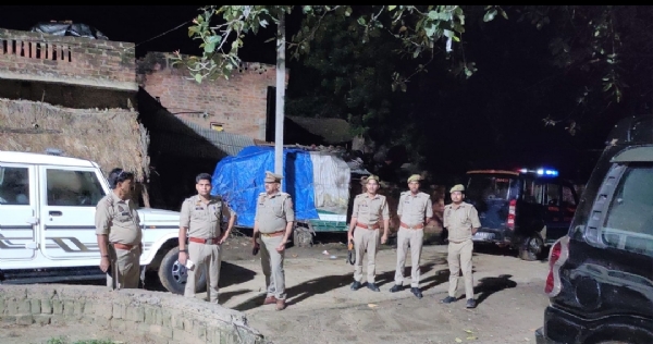 फोटो। गांव में तैनात पुलिस बल फोटो। गांव में तैनात पुलिस बल